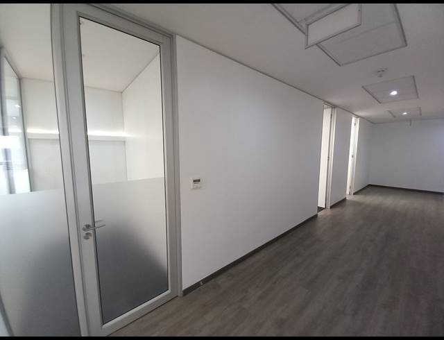 2,501M² OFFICE TO LET IN BRYANSTON